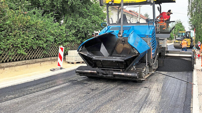 Die Arbeiten in der Ortsdurchfahrt Vatersdorf schreiten voran, aktuell finden Asphaltierungsarbeiten statt.