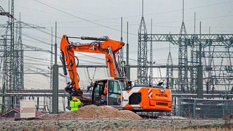 Langwierige Genehmigungsverfahren bremsen den Ausbau der digitalen und energetischen Infrastruktur in Deutschland aus.