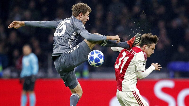 Für diese Aktion sah Bayern-Star Thomas Müller die Rote Karte.