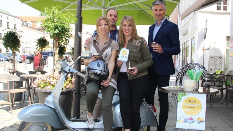 Dolce Vita mit Vespa und Gelato: Andreas Höhn (r.) und Stefanie Leiß (2. v. r.) vom Stadtmarketing stellten gemeinsam mit Umberto und Stefania Longo vom Eiscafé Venezia die Eisschlecka-Aktion vor.