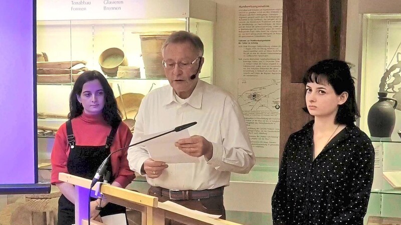 Stephanie (links) und Caroline Bergwinkl mit Peter Käser bei der anschließenden Diskussion zum Flugzeugabsturz im Jahr 1945.