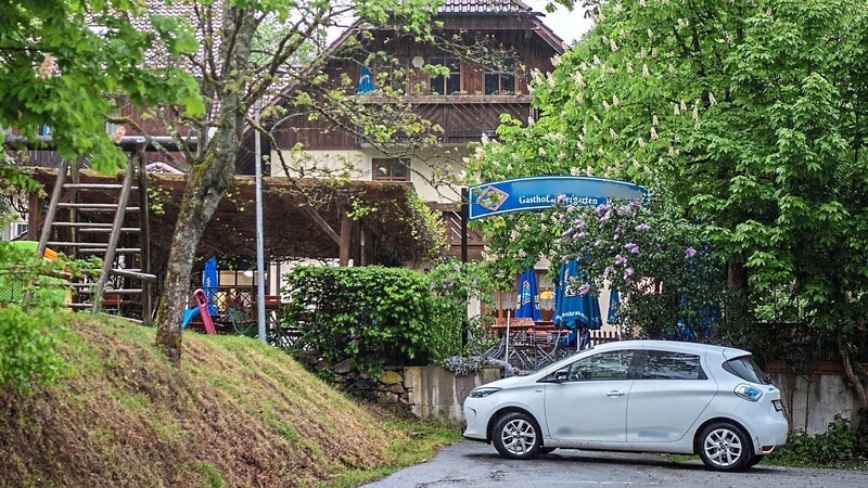 Die Pension in Passau nahe der Ilz liegt idyllisch zwischen Bäumen. Hinter verschlossenen Türen hat sich hier ein grausamer Vorfall mit drei Toten ereignet.