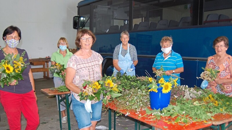 Frauenbund-Vorsitzende Waltraud Kistler (3.v.l.) mit ihren Helferinnen.