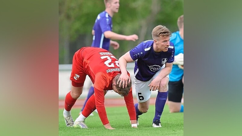 Die geplante Meisterfeier der SpVgg Hankofen - links: Tobias Lermer - muss verschoben werden. Am Samstag hatte Schwaben Augsburg mit Julian Löschner (r.) jedenfalls etwas dagegen.