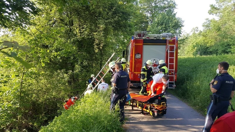 Mit Hilfe von Steckleiterteilen unterstützte die Further Feuerwehr den BRK-Rettungsdienst bei der Rettung des jungen Mannes.