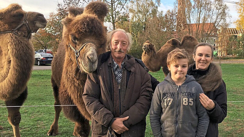 Philipp Frank mit seiner Frau Nina Frank und dem jüngsten Mitglied der Familie, Sohn Danny, bei den Trampeltieren.