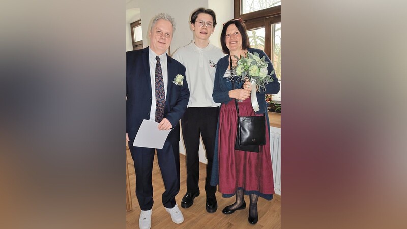 Das strahlende Brautpaar mit Sohn Alexander, an dessen 22. Geburtstag nun die Hochzeit gefeiert wurde.