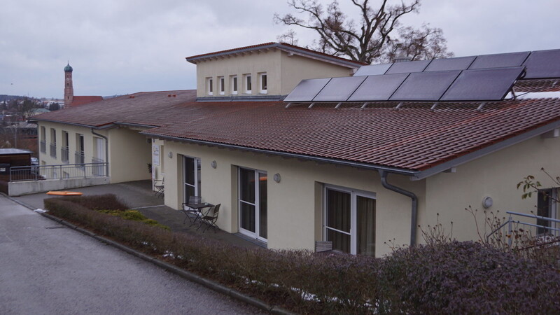 Das Hospiz im Kremplsetzerweg ist das erste Hospiz in Niederbayern. Vor zehn Jahren nahm die Einrichtung, in der todkranke Menschen leben, ihren Betrieb auf.