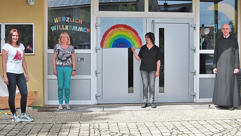 Freuen sich über die vielen Vorteile der App-Nutzung (v. l.): das Kindergartenteam mit Melanie Flattenhutter (stellvertretende Leitung), Heidi Kraus und Leiterin Petra Kust sowie Pfarrer Pater Josef Brauner.