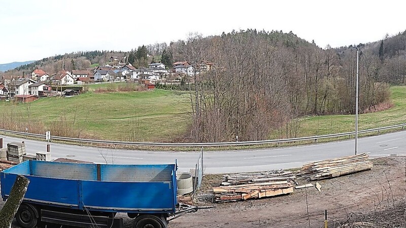 Die Landschaft nordöstlich von Auerbach wäre nach Umsetzung der Planung nicht wiederzuerkennen, meint der Bund Naturschutz. Der Mapferdinger Bach müsste verlegt werden, zwischen Kaltenbrunn und Auerbach würde sich ein Gewirr von Straßen, Wegen und einem Kreisel auf unterschiedlichen Höhenlagen ziehen. "Wegen der erschwerten Fahrt mit häufigem Schalten, Bremsen und Anfahren, der Kurven, der engen Abstände und der veränderten Höhenlagen werden sich dadurch neue, zusätzliche Belastungen für die angrenzenden Anwesen ergeben - vom Flächenfraß ganz zu schweigen", meint Georg Kestel.