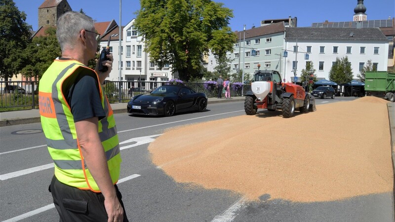 Auf der Fleischtorbrücke verteilte sich das Getreide auf rund 20 Metern Länge.