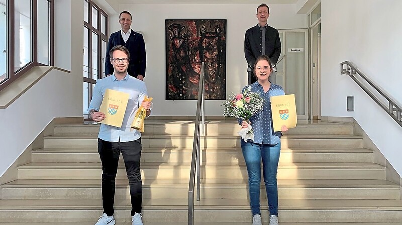 Stolz präsentieren Lukas Schöpf und Miriam Körndl ihre Urkunden. Armin Grassinger und Thomas Layh lobten die Eigengewächse.