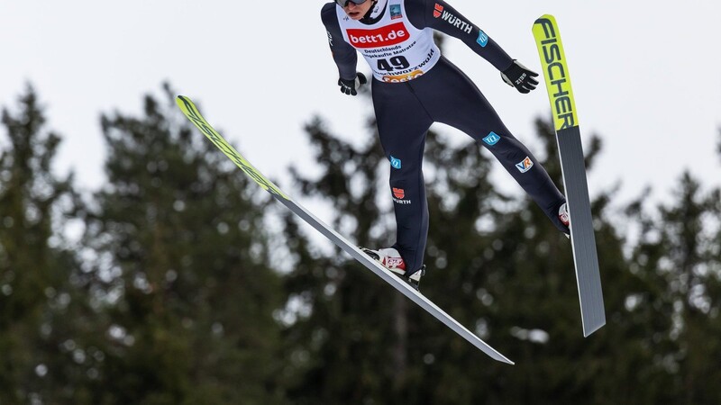 Ski nordisch/Skispringen: Weltcup, Großschanze, Herren, 2. Durchgang: Der Deutsche Karl Geiger springt auf der Hochfirstschanze.