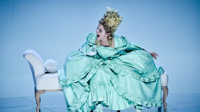 Anne Stein als Hedda Gabler in der Inszenierung von Lucia Bihler im Volkstheater.