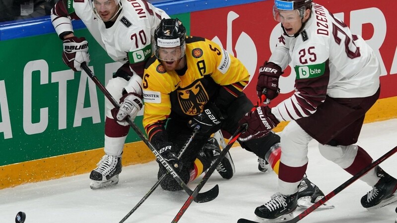 Deutschlands Korbinian Holzer (M.) komplettiert das Eishockey-Olympiateam. Nach seiner Corona-Infektion hatte er noch nicht genügend negative Tests und musste deshalb einige Tage später nachreisen.