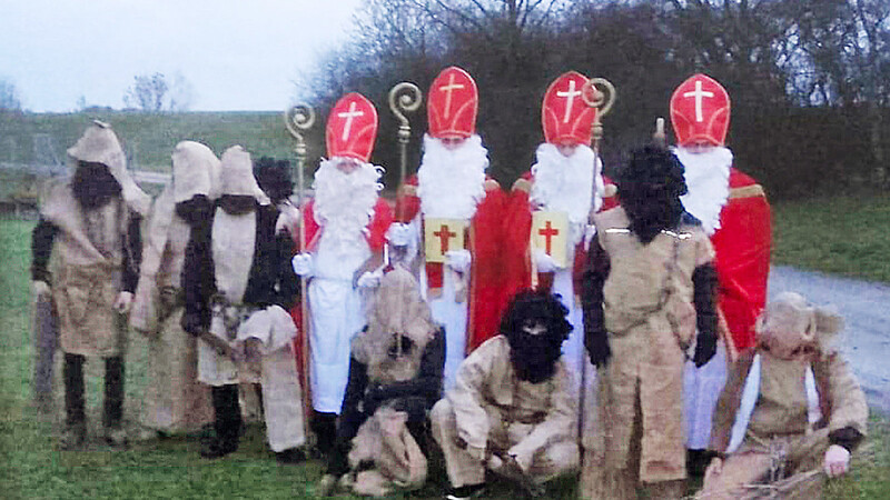 Alle vier Nikolause des Burschenvereins Hofdorf/Niederachdorf zusammen mit den Krampussen auf einem Bild - das wird es heuer nicht geben. Die Verantwortlichen wollen ihren Nikolausdienst mit einem guten Hygienekonzept aber auch in diesem Jahr anbieten.