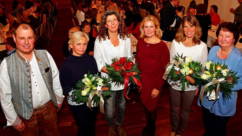 Für 10- und 20-jährige Mitarbeit in der Gemeindeverwaltung wurden von Langenbachs Bürgermeisterin Susanne Hoyer (4.v.l.) geehrt (v.l.): Hans Schmid, Heike Ehlert und Anja Schwarz (alle 20 Jahre), sowie Ursula Huber und Katharina Rödl (10 Jahre).