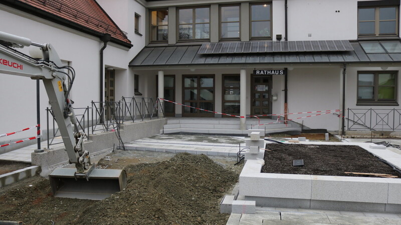 Diesen Eingang ins Rathaus können Mitarbeiter und Bürger derzeit nicht nutzen.