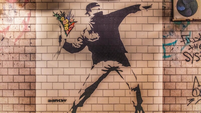Banksys Bild "Flower Thrower im Strassenkampf um Frieden", gezeigt in einer Ausstellung in Mülheim.