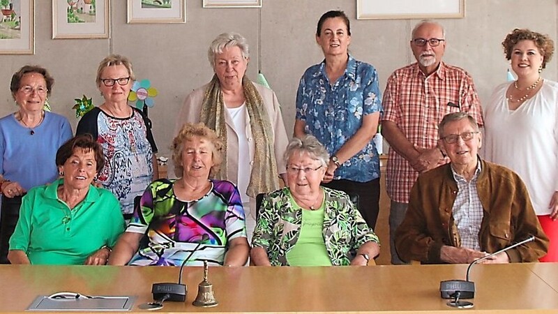 Diese Frauen und Männer bilden den neuen Rodinger Seniorenbeirat. Rechts Bürgermeisterin Alexandra Riedl, links Josef Kaml, Geschäftsleiter der Hauptverwaltung im Rathaus.