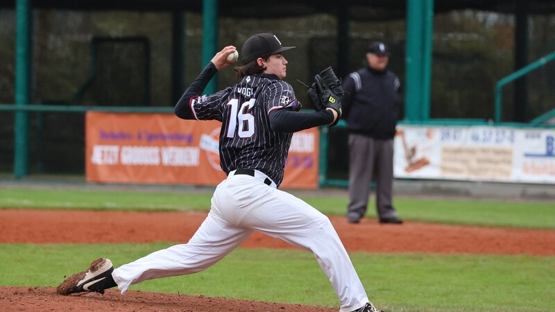 Linkshändiger Wurf, viel Bewegung des Balles in der Luft und eine ungewöhnliche, seitliche Haltung des Wurfarms. Matthias Vogl bring viele Eigenschaften mit, die Trainer und Scouts bei Baseball-Pitchern interessant finden .