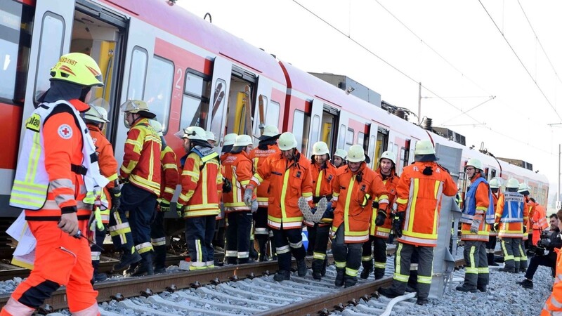 Es dauerte einige Zeit, dann aber liefen die Rettungsarbeiten auf Hochtouren. Zur Verzögerung in der Alarmierungskette hatte eine defekte Telefonanlage bei der Deutschen Bahn geführt, wie zähneknirschend Kreisbrandrat Manfred Danner auf MZ-Nachfrage einräumte.