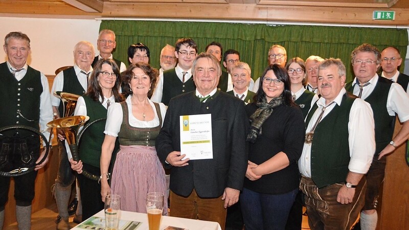 Günther Eggersdorfer erhielt aus den Händen seiner Vorstandskollegen Elisabeth Berger (vorne l.), Christine Steinberger (vorne, 2.v.r.) und Hans Bergmeier (vorne r.) den "Ehrenbruch in Gold".