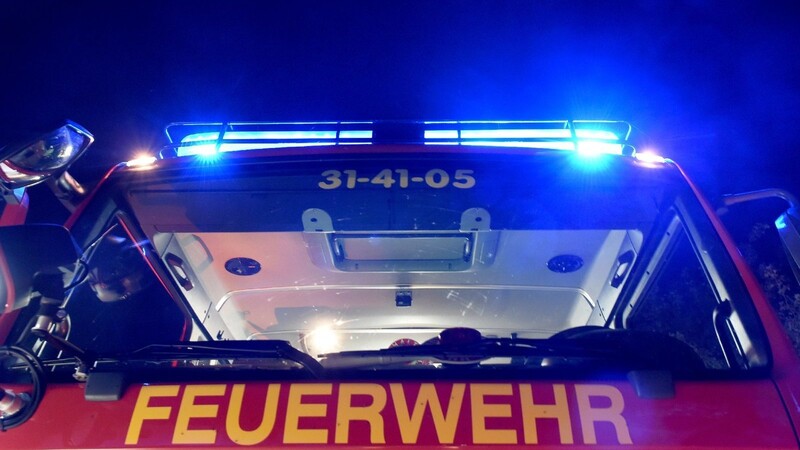 Vergangene Woche wurde vor der Wohnung eines 78-jährigen Marklkofeners gezündelt. Die Polizei hat nun zwei Tatverdächtige festgenommen. (Symbolbild)