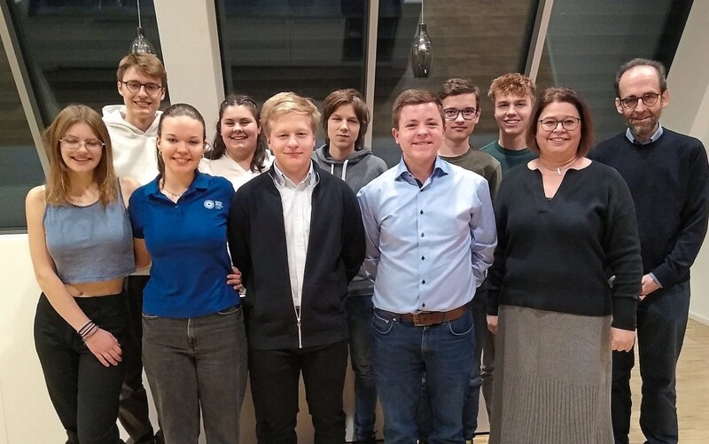 Neun der 14 P-Seminaristen des Karl-Ritter-von-Frisch-Gymnasiums mit dem betreuenden Lehrer Markus Wellenhofer (v. r.) und Schulleiterin Claudia Theumer. 