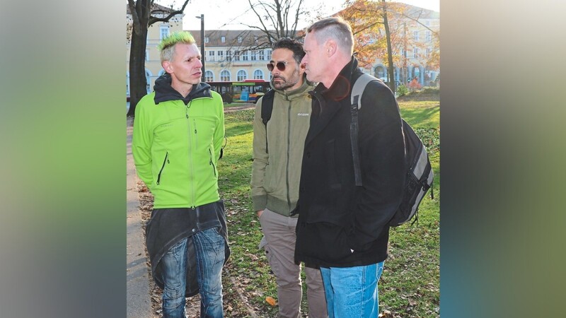 Ben Peter (l.) im Gespräch mit zwei Männern, die er im Park öfter trifft.