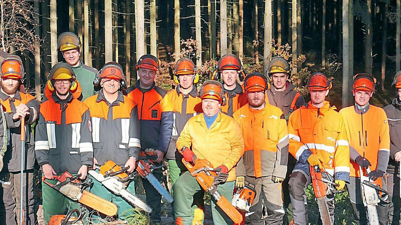 Geschult in Theorie und Praxis: Die Feuerwehrmänner sind nun fit im Umgang mit der Motorsäge.