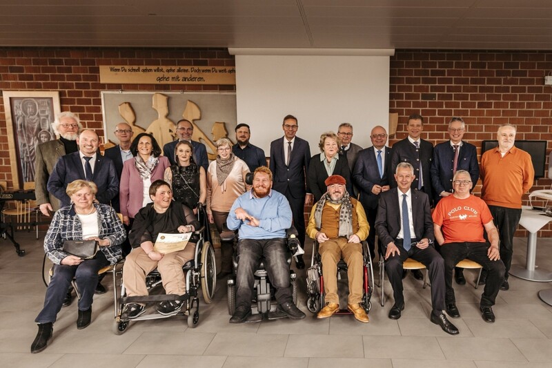 Die Preisträger und Nominierten zum ersten Ernst-Hinsken-Preis zusammen mit den Vertretern des Rotary Club Straubing, Hinskens Ehefrau Renate (sitzend links) und einem Teil der Ehrengäste. 