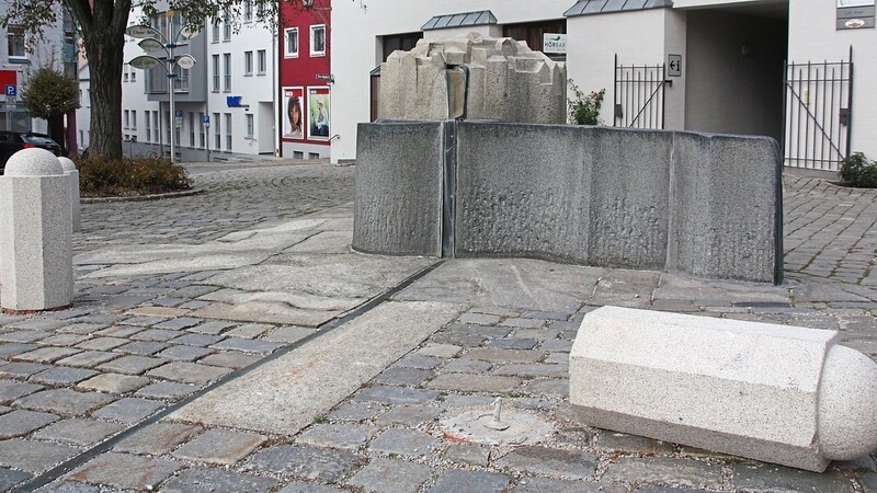 Das Bild wiederholt sich regelmäßig: Die Poller auf dem Kirchplatz werden jede Woche mindestens einmal umgefahren.