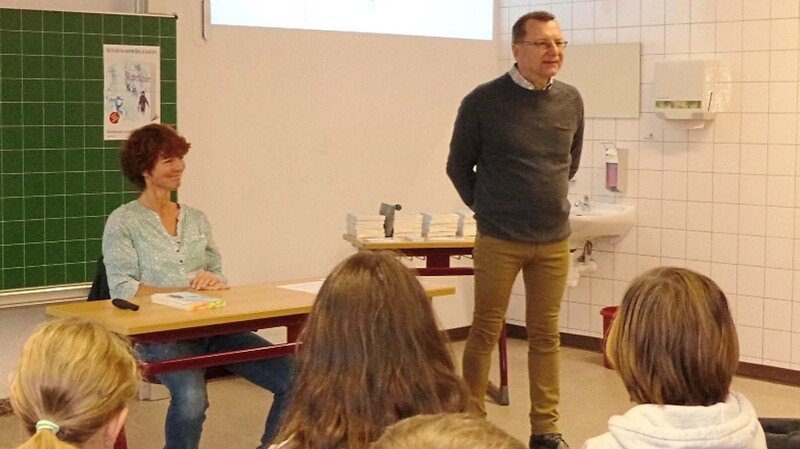 Evelyn Koch (l.) las vor den fünften und sechsten Klassen in der Realschule. Rektor Hermann Schneider erklärte den Sinn des Vorlesetages.