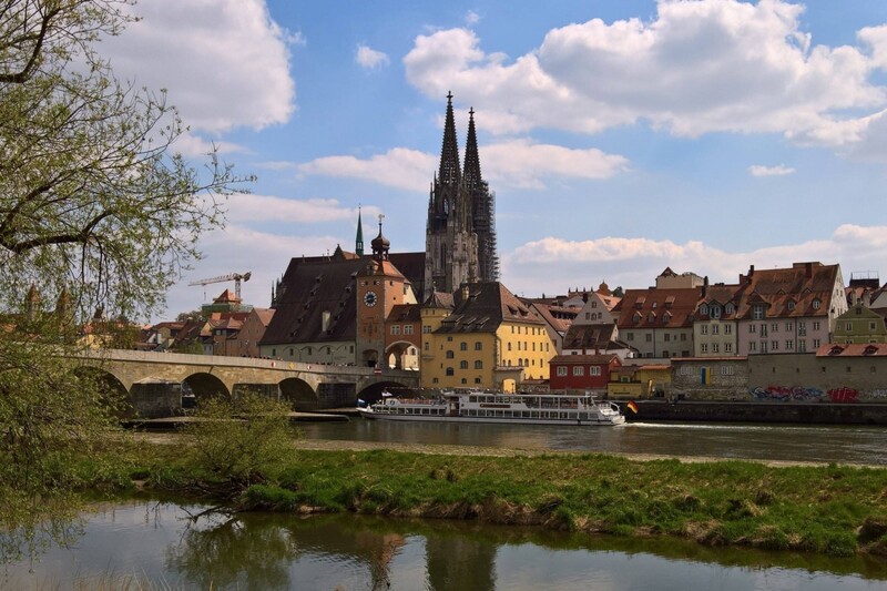 Ein Blick über die Donau entlang der Steinernen Brücke hin zum Regensburger Dom. 