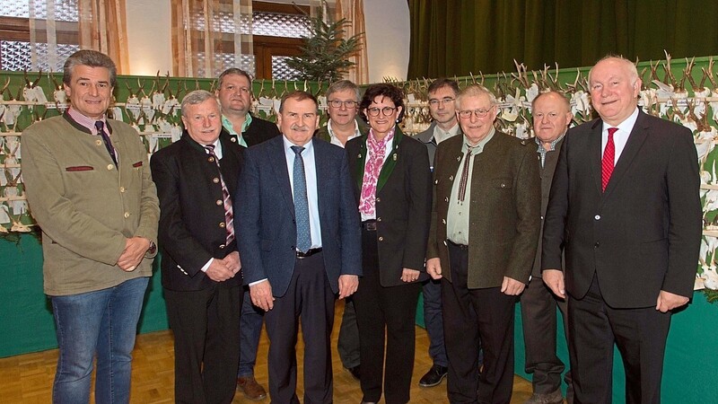 Axel Kuttner (v.l.), Xaver Hagn, Hans Laumer, MdB Max Straubinger, Friedhelm Dickow, MdL Dr. Petra Loibl, Hubert Hobmeier, Hans Einhellig, Hubert Köllnberger und Landrat Heinrich Trapp.