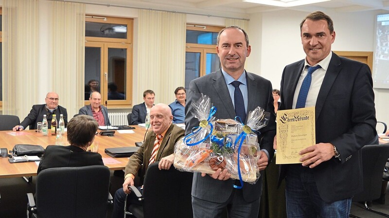 Bürgermeister Alfred Holzner überreichte Hubert Aiwanger (l.) eine Urkunde und ein Geschenk zum Abschied.