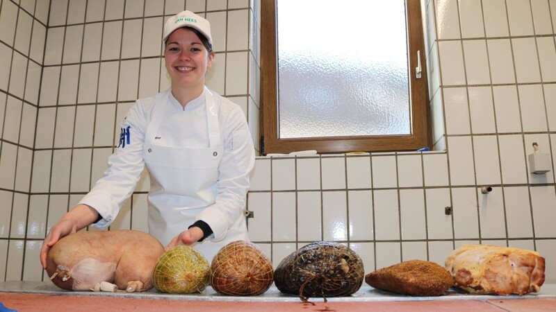 Weil's eben nicht wurscht is, was in der Wurscht drin ist: Stefanie Luger ist stolz auf die Vielfalt im Wurstsortiment. Das erste Exemplar ist im Magen abgefüllt.