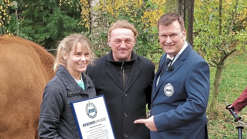 Annika Müller ist stolz: Ihr Ochs "Urmel" hat den Weltrekord im "Busseln" aufgestellt. Dritter Bürgermeister Gerhard Betz und Juror Olaf Kuchenbecker (rechts) gratulierten.