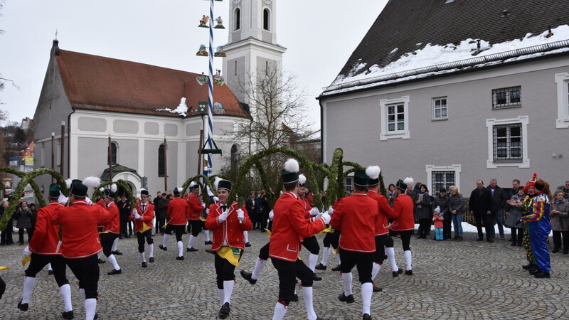 Die Schäffler tanzten auf dem Auer Marktplatz.