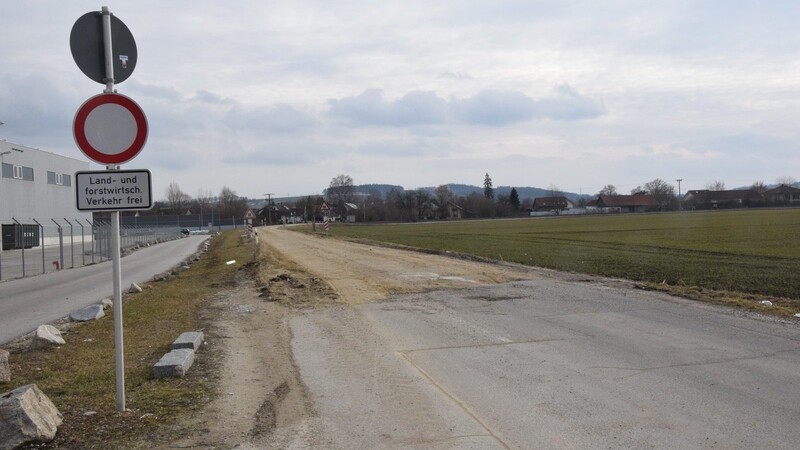 Das Verbot wird oft missachtet. Es handelt sich um einen Feldweg und nicht um einen Autobahnzubringer.