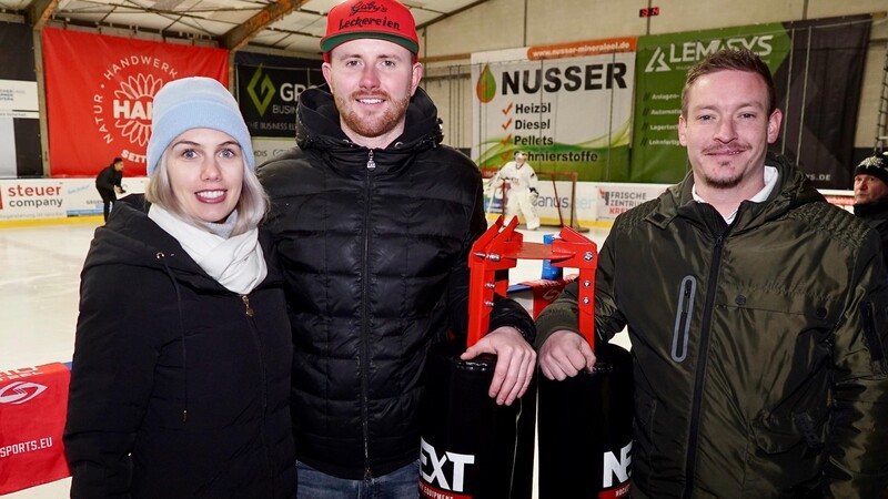 Freuen sich auf viele Sportbegeisterte und Schlittschuhläufer in der neuen Eislaufarena an der Landshuter Straße 45 b (von links) Crissi und Ferdinand Büchl und Patrick Murray.