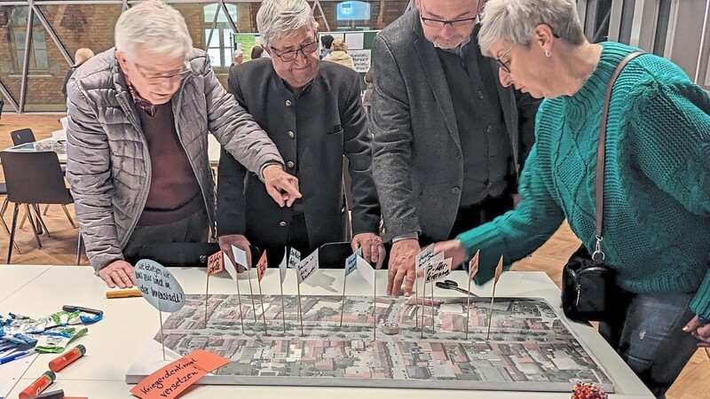 Was wohin sollte und könnte: Ihren Ideen in Sachen Neugestaltung Stadtplatz freien Lauf ließen rund 40 engagierte Bürger.