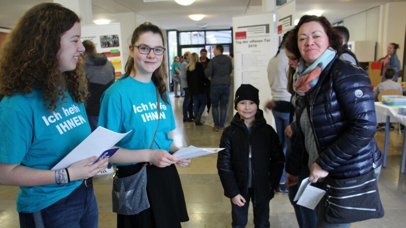 Laura Schmucker (li.) und Christine Höcherl aus der 9e waren zwei der Tutoren, die die Besucher begrüßten und informierten.