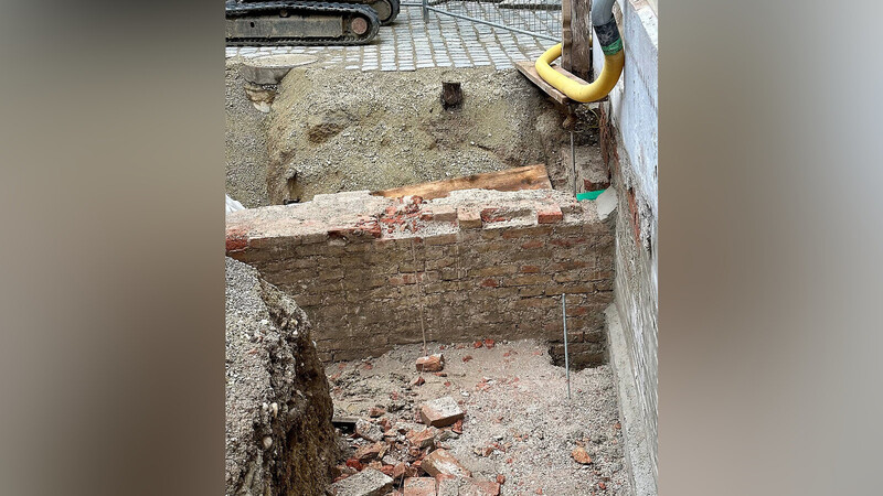 Bei der Sanierung am Dreifaltigkeitsplatz 1 ist das Mauerstück zum Vorschein gekommen. Die Grube wurde bereits wieder verschlossen.