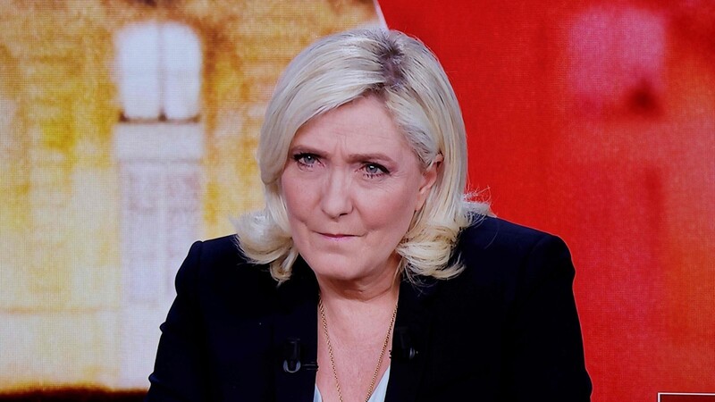 Marine Le Pen schweigt und genießt. Ihre rechtspopulistische Partei profitiert von den Unruhen im Land.