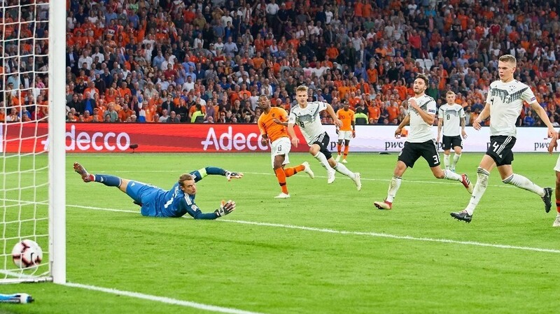 Ein Schuss, ein entsetzter Blick von Nationaltorwart Manuel Neuer - 0:3! Im Oktober 2018 fertigt die Niederlande um Torschütze Georginio Wijnaldum (links) die deutsche Nationalmannschaft in der Nations League ab.