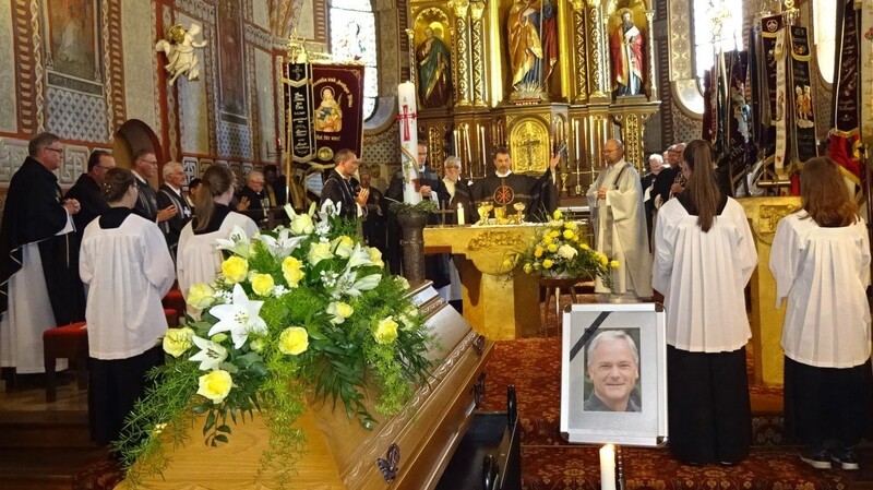 Dekan Ralf Heidenreich zelebrierte den feierlichen Trauergottesdienst für seinen Mitbruder.