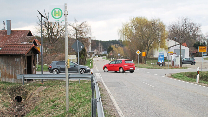 In der Prioritätenliste ganz oben steht die Entschärfung der Ortskreuzung an der Kreisstraße mit der öffentlichen Bushaltestelle durch Temporeduzierung und entsprechende bauliche Maßnahmen zur Verkehrsberuhigung.