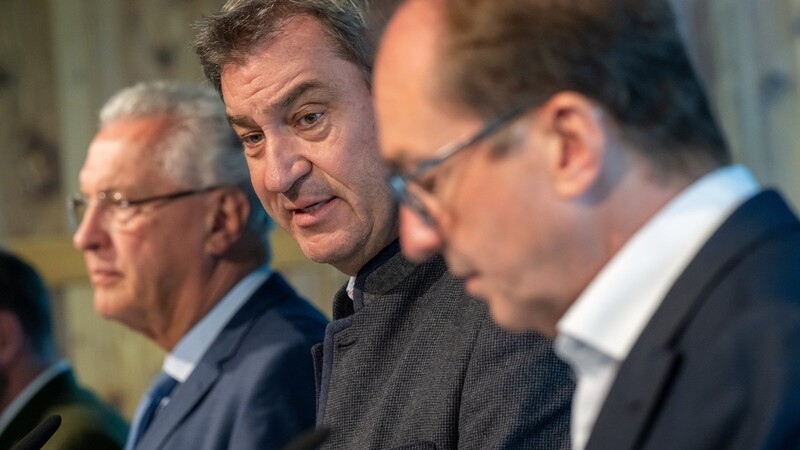 Der bayerische Innenminister Joachim Herrmann, Ministerpräsident Markus Söder und Alexander Dobrindt, Vorsitzender der CSU-Landesgruppe im Bundestag, (v.l.) stellen das Maßnahmenpaket zur Migration vor.